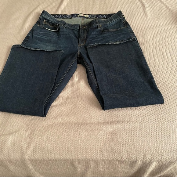 Levi's 525 Dark Blue Women's Boot Cut Jeans with iconic flap back pocket - Picture 1 of 6
